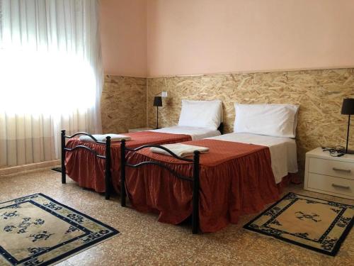 2 camas individuais num quarto com uma janela em Venice Treviso Airport Bed em Treviso