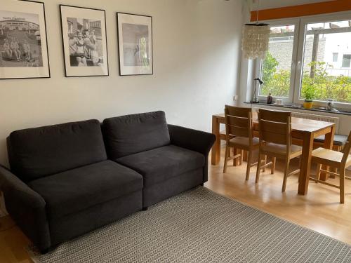 ein Wohnzimmer mit einem Sofa und einem Tisch in der Unterkunft Ferienwohnung Bunte Kuh Wangerooge in Wangerooge