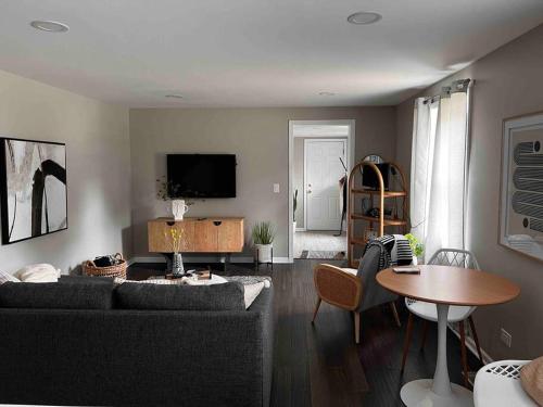 ein Wohnzimmer mit einem Sofa und einem Tisch in der Unterkunft Perfect little paradise in Geneva