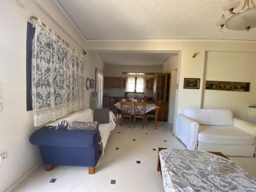 una sala de estar con un sofá y una mesa en Thalatta and Oros Traditional Villa, en Tyros