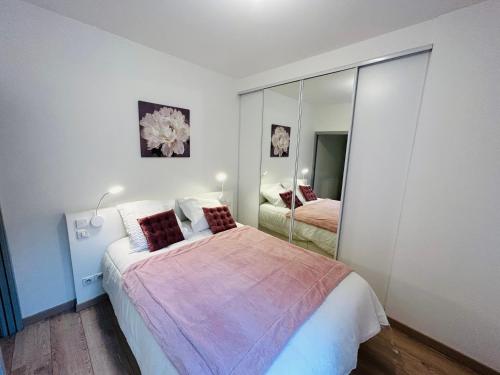 1 dormitorio con 1 cama grande y espejo en L’etape des sacres en Reims
