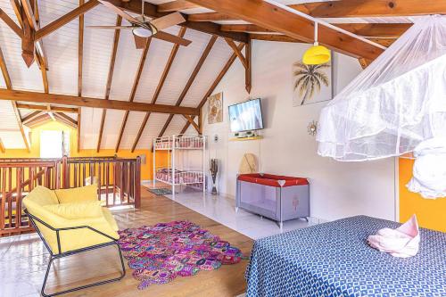 a room with a bed and a chair in it at Villa paradisiaque à Pointe-Noire avec piscine privée in Pointe-Noire