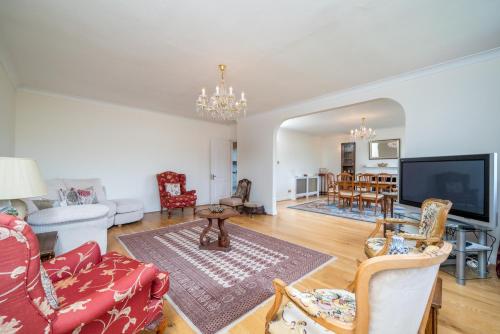 Delightful Vintage 2BR Flat Parking