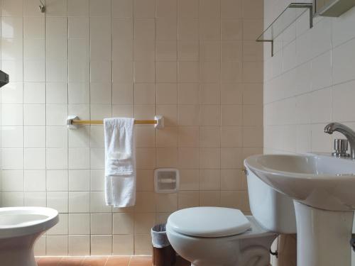 uma casa de banho com um WC e um lavatório em Hotel RustiCall em La Paz