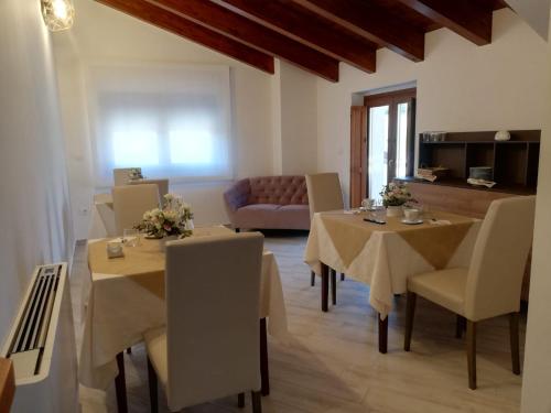 uma sala de estar com duas mesas e um sofá em Il Riccio home & relax em Riccia