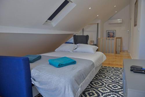 una camera da letto con un letto con un cuscino blu di Ola Lisbon - Castelo II a Lisbona