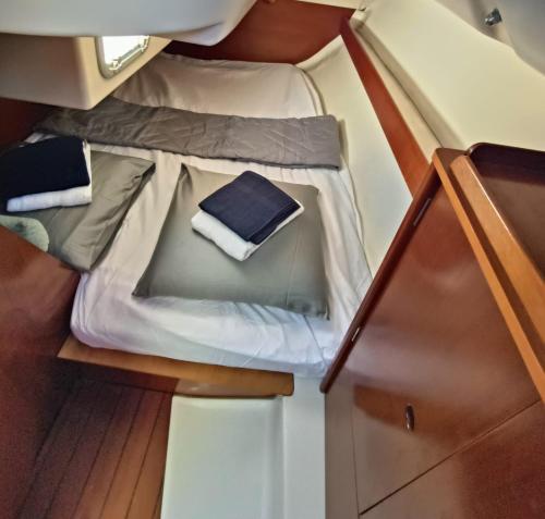 una cama pequeña en la parte trasera de un barco en Le voilier du soleil en Sainte-Marie-la-Mer