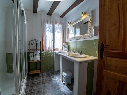 y baño con 2 lavabos y ducha. en La Aldea Encantada, en Quintanilla del Monte