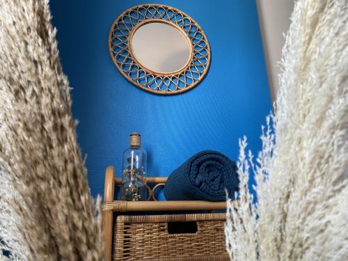 um espelho numa casa de banho com uma parede azul em Wood & Sea I Cœur de breton. em Crozon