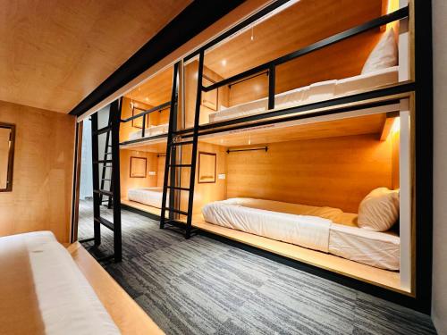 Cette chambre comprend 3 lits superposés. dans l'établissement The Bed Bukit Bintang, à Kuala Lumpur
