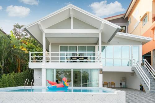 una villa con piscina e una casa di mona seaview pool villa beach front AoYon Beach a Ban Ao Makham