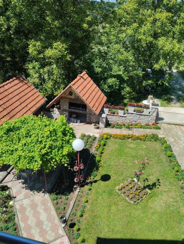 eine Luftansicht auf einen Garten mit einem Haus in der Unterkunft Smeštaj Milekić - Nova Varoš in Vraneša