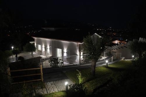 una casa bianca di notte con luci di Tenuta Del Duca a Marina di Casalvelino