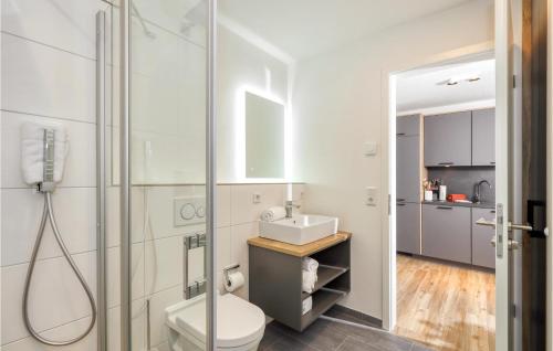 y baño con aseo y lavamanos. en 1 Bedroom Nice Apartment In Nordstrand, en Nordstrand