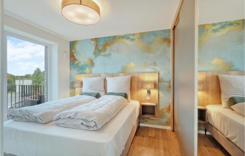 2 camas en un dormitorio con una pintura en la pared en 1 Bedroom Nice Apartment In Nordstrand, en Nordstrand