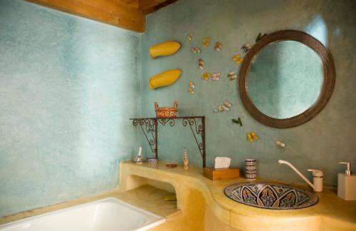 A bathroom at Riad Al Bartal