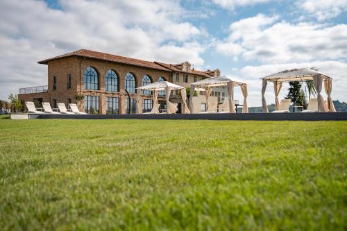 Vrt ispred objekta Monvì Wine Relais