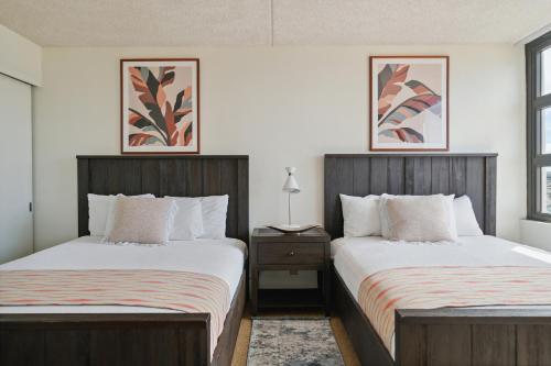 - une chambre avec 2 lits, une table de chevet et 2 fenêtres dans l'établissement Tower 1 Suite 2705 - QQS, à Honolulu