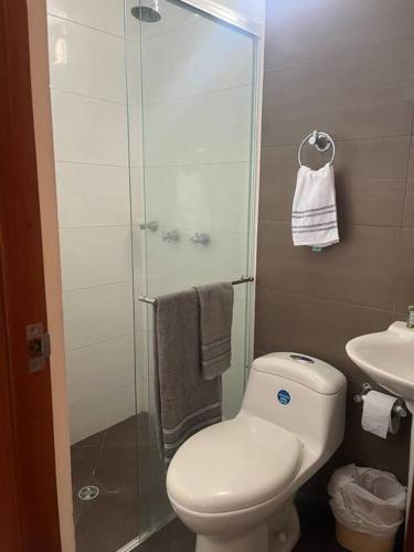 La salle de bains est pourvue d'une douche, de toilettes et d'un lavabo. dans l'établissement Apartamento bien ubicado., à Bucaramanga