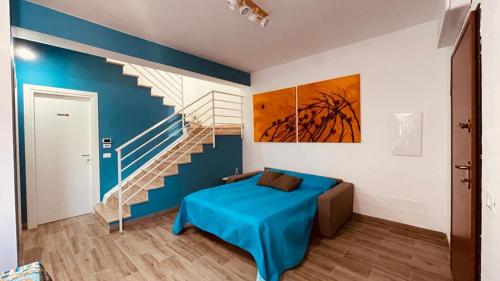 ein Schlafzimmer mit einem Bett und einer Treppe in der Unterkunft L'angolo in centro in Partinico