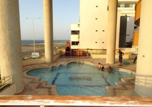 una piscina al centro di un edificio di APT con vista al Mar - Cerca al Centro Histórico - 1106 a Cartagena de Indias