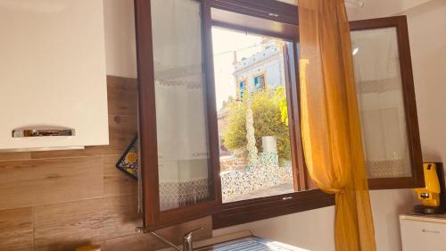 ein Fenster in einer Küche mit einem Waschbecken in der Unterkunft L'angolo in centro in Partinico