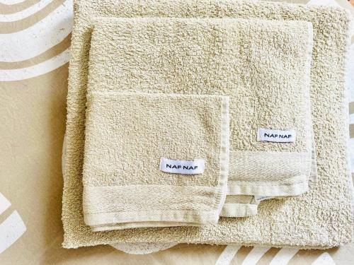 um monte de toalhas com um bilhete em Precioso Apartamento de vacaciones playa Valencia Pinedo 2024 em Valência