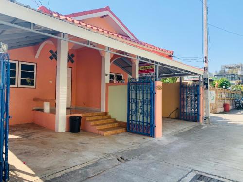 Το κτήριο όπου στεγάζεται  η παραθεριστική κατοικία