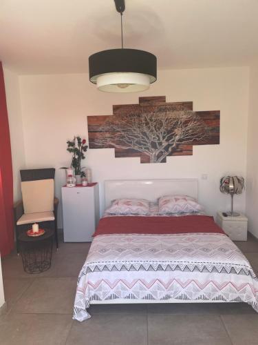 une chambre avec un grand lit et une lampe dans l'établissement Suite 16m2 indépendante dans villa, à Manosque