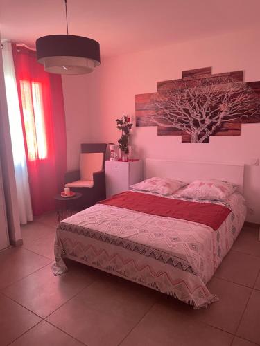 1 dormitorio con 1 cama en una habitación rosa en Suite 16m2 indépendante dans villa, en Manosque