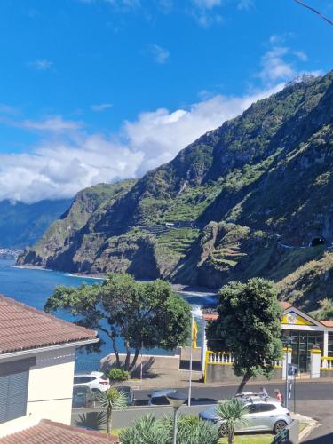 a view of the mountains and a lake at Villa Vista Norte in Porto Moniz