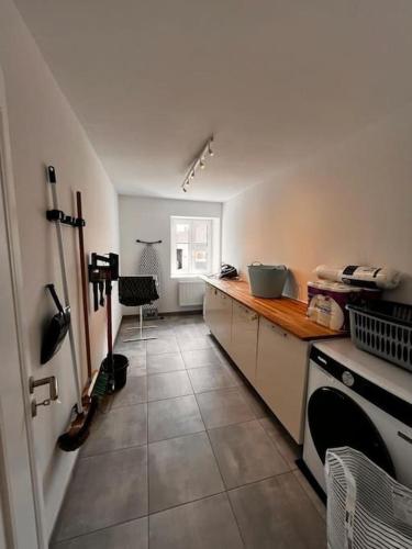 une cuisine avec une cuisinière et un comptoir dans l'établissement La Maison Alsacienne, à Morschwiller-le-Bas