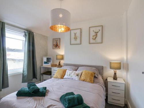 um quarto com uma cama com toalhas verdes em 3 Auborough Street em Scarborough