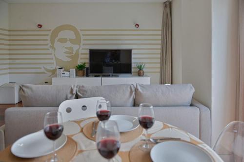 a living room with a table with glasses of wine at Ola Lisbon - Benfica in Lisbon