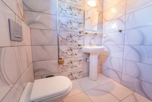 een badkamer met een wit toilet en een wastafel bij Sea Smelling Boutique Hotel in Kemer