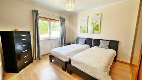 1 dormitorio con 2 camas, vestidor y ventana en Santa Efigênia, en Lourinhã