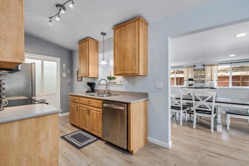 Η κουζίνα ή μικρή κουζίνα στο Sweet Haven - Home with EV Charger near Yosemite