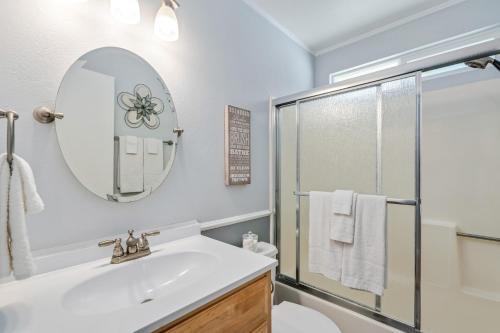Ένα μπάνιο στο Sweet Haven - Home with EV Charger near Yosemite