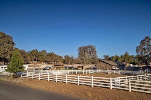 Φωτογραφία από το άλμπουμ του Sweet Haven - Home with EV Charger near Yosemite σε Groveland