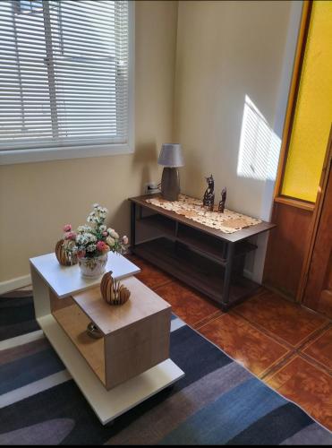 - un salon avec une table et une lampe dans l'établissement Cabañas Barrancas, à San Antonio