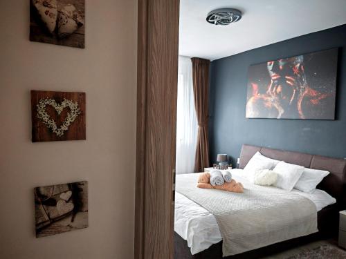 Ένα ή περισσότερα κρεβάτια σε δωμάτιο στο Luxurious Landing Apartment