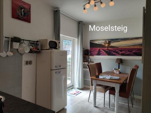 エンキルヒにあるFerienhaus Moselglückのキッチン(小さなテーブル、冷蔵庫付)