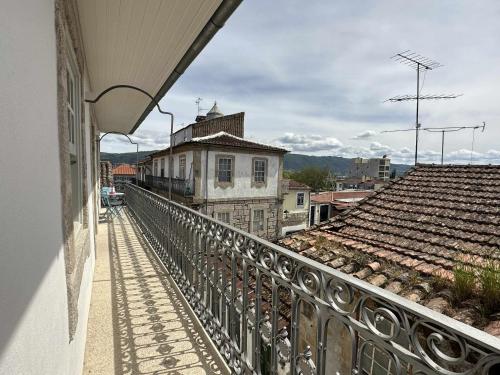 uma varanda com vista para a cidade em Downtown Charming Apartments Apartamento Ponte em Chaves