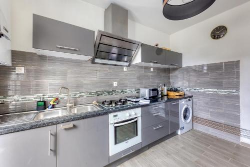 cocina con fregadero y lavavajillas en Modern House 7min to Paris Professionals and Family, en Alfortville