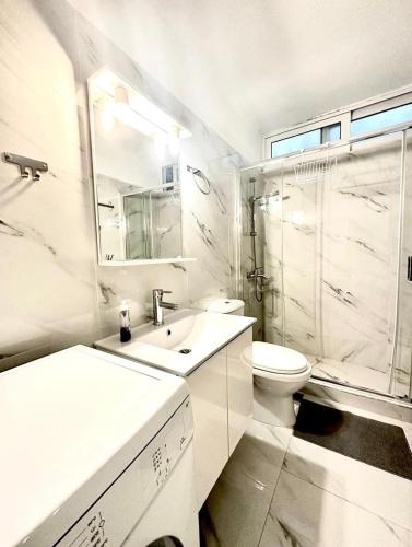 Ванная комната в Luxury 2 bedroom apartment in Kavouri near the beach