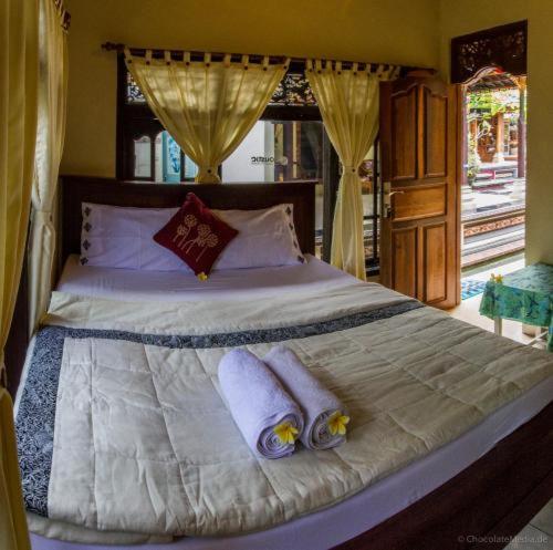 Postel nebo postele na pokoji v ubytování Ubud Tri Upasedana House 2