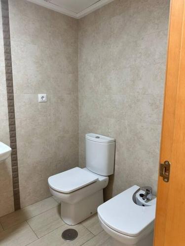a bathroom with a toilet and a sink at EL REFUGIO DE MAURO in El Campello