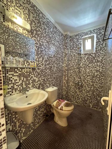 un baño con inodoro y lavabo en Hedi Sozopol, en Sozopol