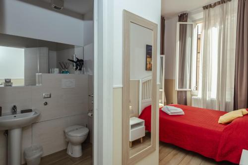 ボローニャにあるIl Tiro Roomsの小さなバスルーム(赤いベッド1台、シンク付)