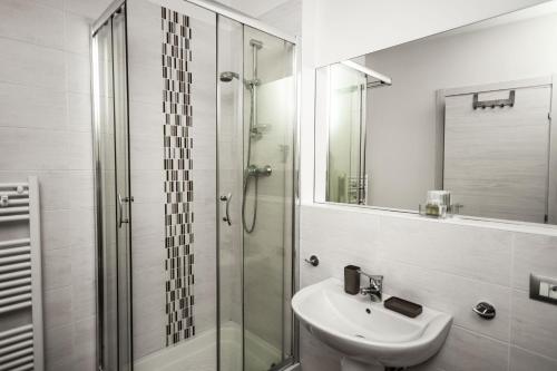 Ένα μπάνιο στο Il Tiro Rooms